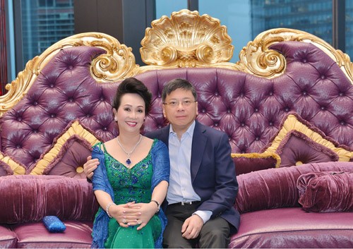 The filed photo shows Mr Chu and his wife Truong My Lan posing a photo on the ostrich leather sofa from the collection of Esmeralda. The filed photo shows Mr Chu and his wife Truong My Lan posing a photo on the ostrich leather sofa from the collection of Esmeralda.